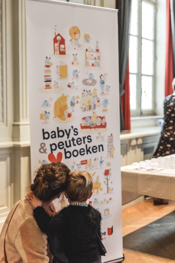 mama en peuter kijken naar boekstart-banner