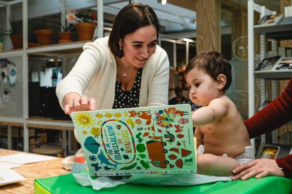 Verpleegkundige met baby in consultatiebureau