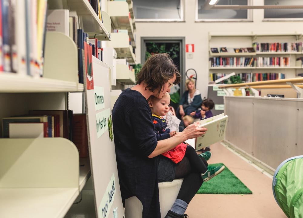 Mama leest voor aan peuter 